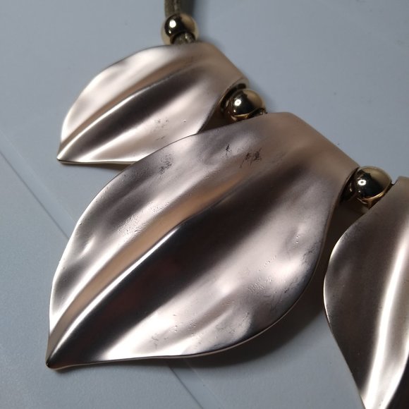Metal Leaf Pendant Necklace Adjustable 17 To 19.5 Inches - Picture 5 of 12